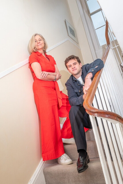 Emma Sykes und Jack Sykes, Mitgründer von Friday4:30, fotografiert auf einer Treppe